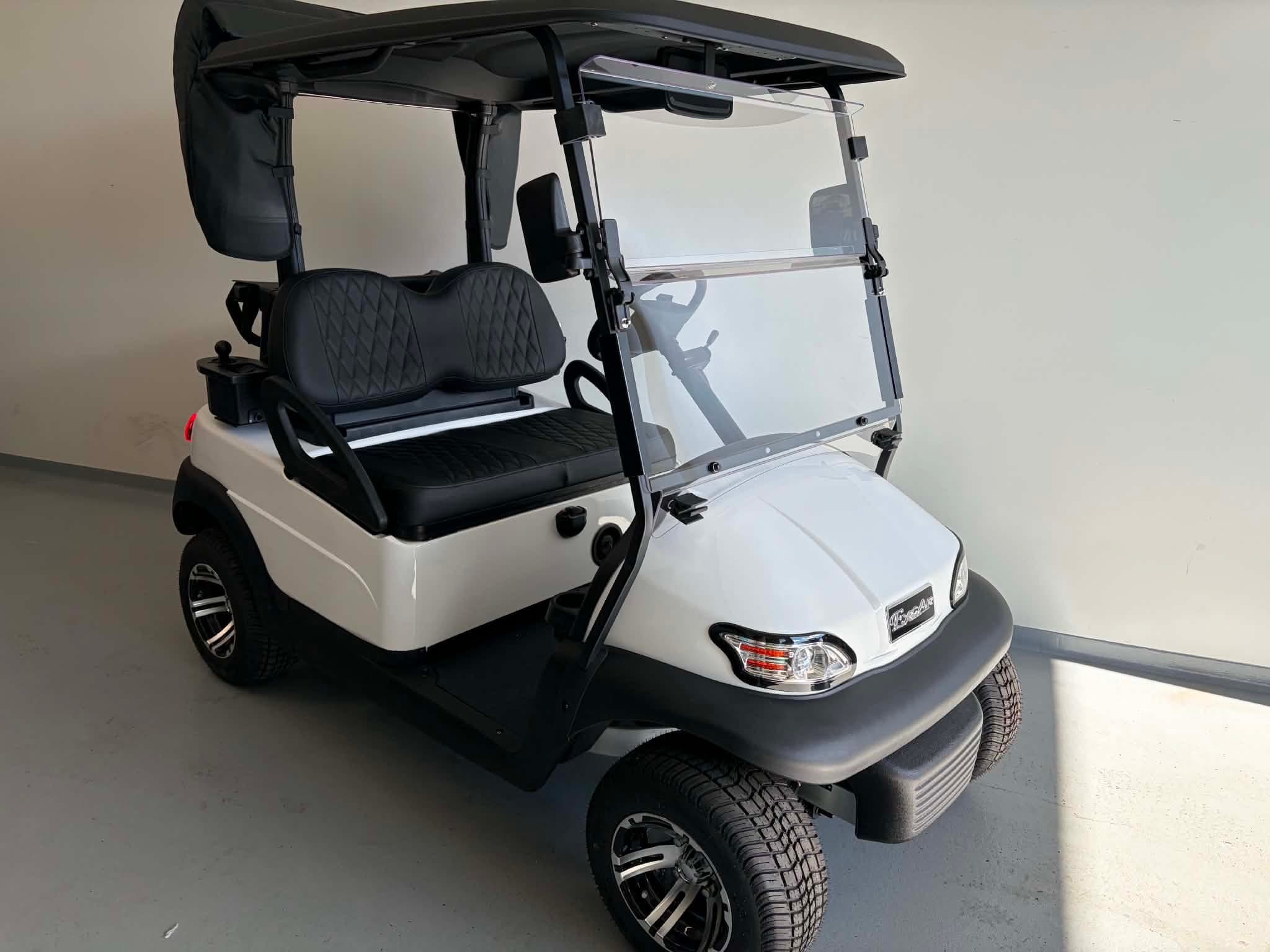 Excar Classic 2 sæta golfbíll - Hvítur með svörtum sætum